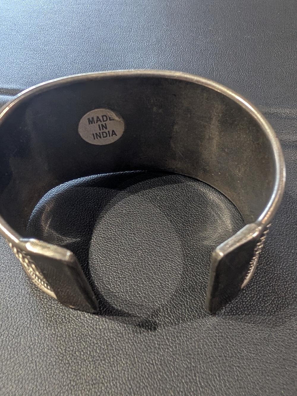Vintage-Inspired Silver Cuff Bracelet with Black Onyx Center - Picture 3 of 3